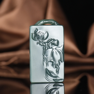 山料和田碧玉荷趣吊坠