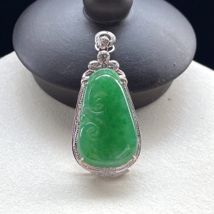 18K糯冰种浅绿翡翠如意吊坠