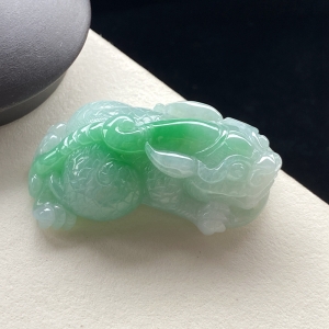 糯种带色翡翠貔貅吊坠