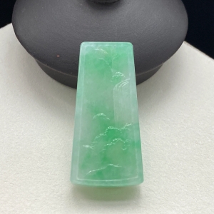 糯冰种浅绿翡翠山水吊坠