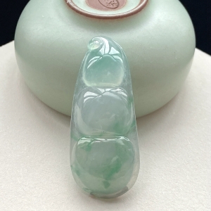 冰种飘花翡翠福豆吊坠