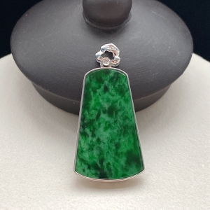 18K糯种豆绿翡翠平安无事吊坠