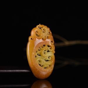 籽料和田玉黄沁龙凤吊坠