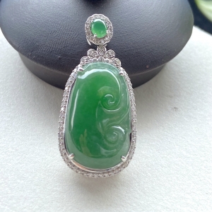 18K冰种豆绿翡翠如意吊坠