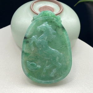 糯冰种豆绿翡翠马到成功吊坠