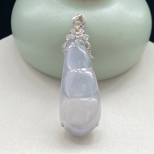 18K冰种翡翠福豆吊坠