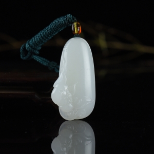 籽料和田白玉荷韵吊坠