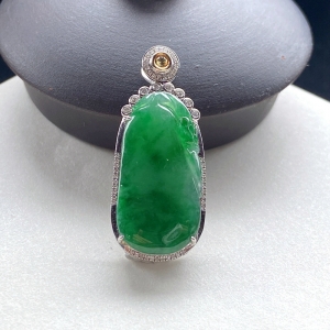 18K冰种翠绿翡翠福瓜吊坠