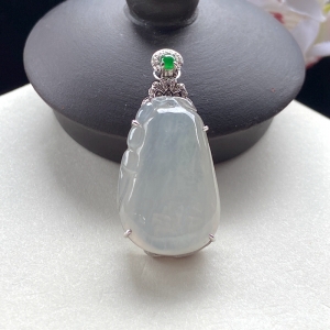 18K冰种翡翠福瓜吊坠