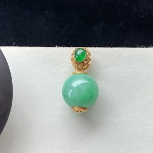 18K糯种浅绿翡翠圆珠吊坠