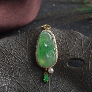 18K糯冰种飘翠翡翠如意吊坠