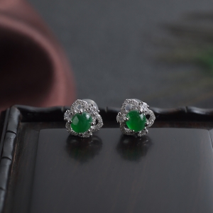 18K糯冰种阳绿翡翠耳钉