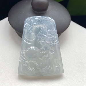 冰种翡翠飞龙在天吊坠
