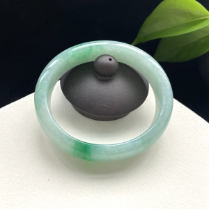 55mm糯种翠绿翡翠贵妃镯