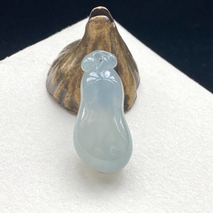 冰种翡翠福瓜吊坠