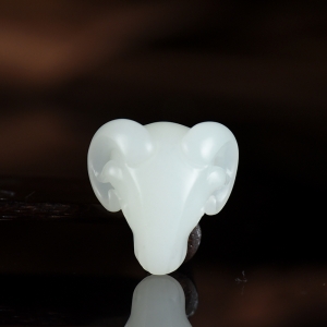 籽料和田白玉领头羊吊坠