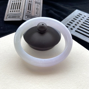 55.5mm糯种浅紫翡翠贵妃镯