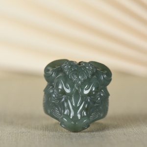 山料和田青玉牛气冲天扳指