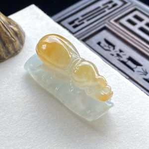 糯冰种黄翡富甲天下吊坠