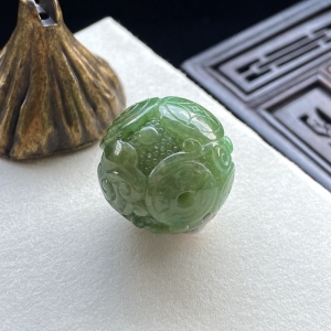 糯种黄加绿翡翠雕花圆珠吊坠