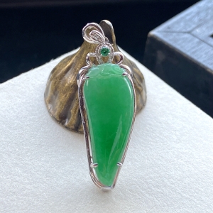 18K糯种翠绿翡翠福瓜吊坠