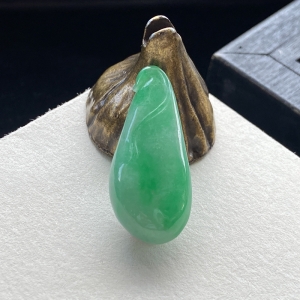 糯冰种翠绿翡翠福瓜吊坠