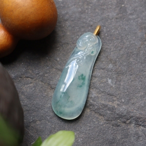 18k冰种翡翠如意吊坠