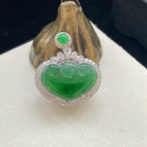 18K冰种翠绿翡翠如意吊坠