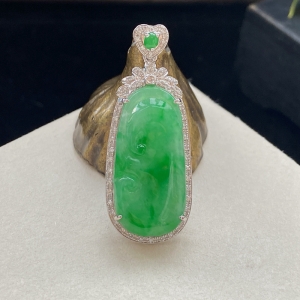 18K糯冰种浅阳绿翡翠如意吊坠