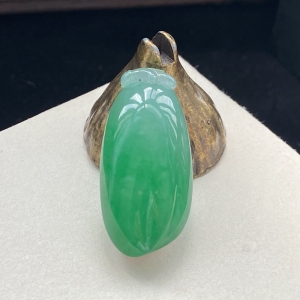 糯冰种翠绿翡翠福瓜吊坠