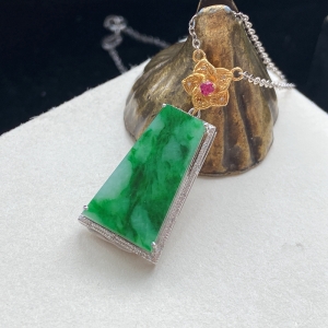 18K糯种翠绿翡翠平安无事项链