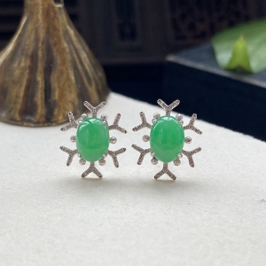 18K糯冰种浅绿翡翠耳钉