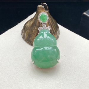 18K糯冰种浅绿翡翠葫芦吊坠