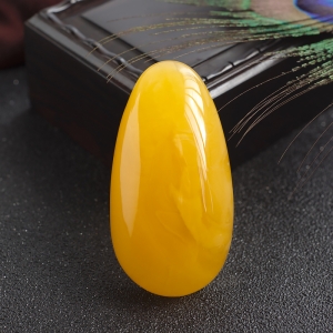 鸡油黄蜜蜡水滴吊坠