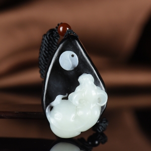 俏色籽料和田玉扭转乾坤吊坠