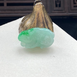 糯种飘翠翡翠生肖兔吊坠