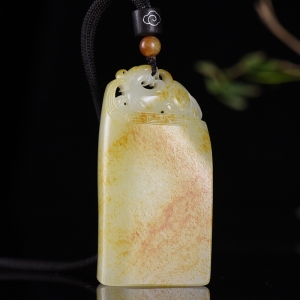 籽料和田白玉府上有龙吊坠