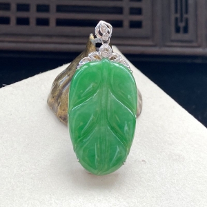 18K糯种豆绿翡翠金枝玉叶吊坠