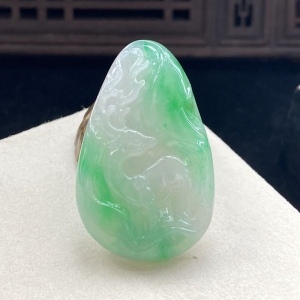 糯冰种浅阳绿翡翠一路平安吊坠