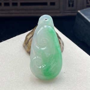 糯冰种浅阳绿翡翠如意吊坠