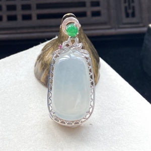 18K冰种翡翠福瓜吊坠