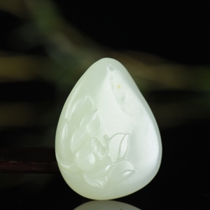 籽料和田白玉莲花吊坠