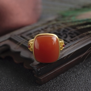 18K朱砂红南红方形戒指