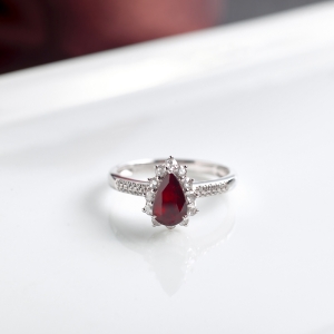 18K鸽血红红宝石水滴戒指
