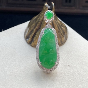 18K糯冰种浅阳绿翡翠福豆吊坠