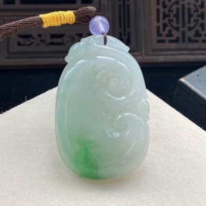 糯种带色翡翠如意吊坠