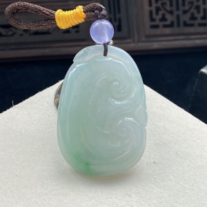 糯种浅绿翡翠如意吊坠