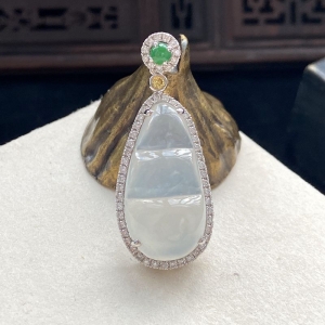 18K冰种翡翠福豆吊坠