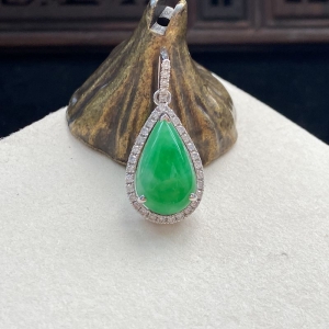 18K糯种浅绿翡翠水滴吊坠