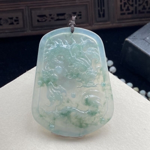 冰种飘花翡翠龙牌